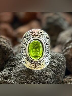 Silver & Green Peridot like Gemstone Ring, Size 7 🟢